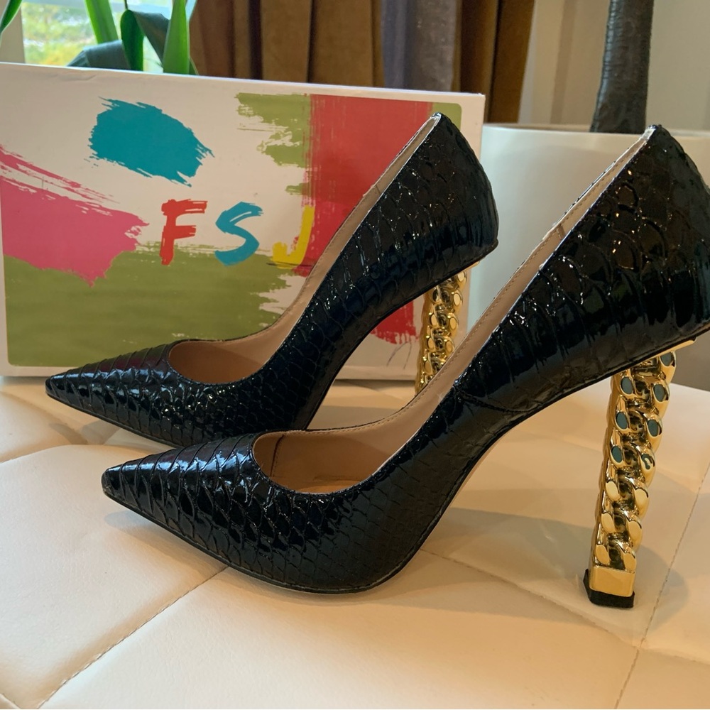 Adorable chained heel pump